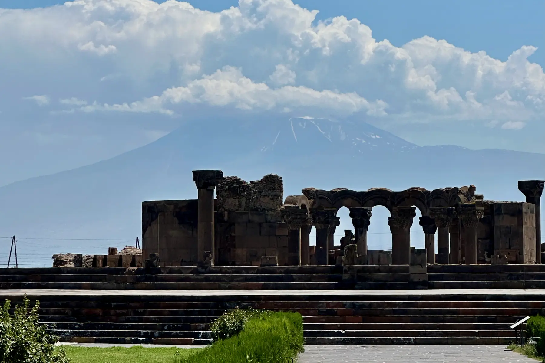 Eçmiadzin Katedrali, Azize Hripsime, Azize Gayane ve Zvartnots