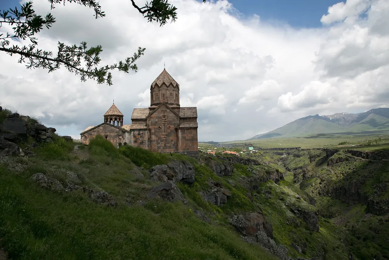 Tegher Manastırı, Voskevaz Şaraphanesi ve Hovhannavank